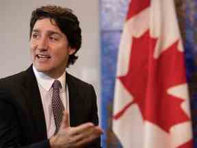 Le premier ministre du Canada, Justin Trudeau, fait des gestes lors d'une visite à Longueuil, Québec, Canada le 22 février 2023. REUTERS/Christinne Muschi