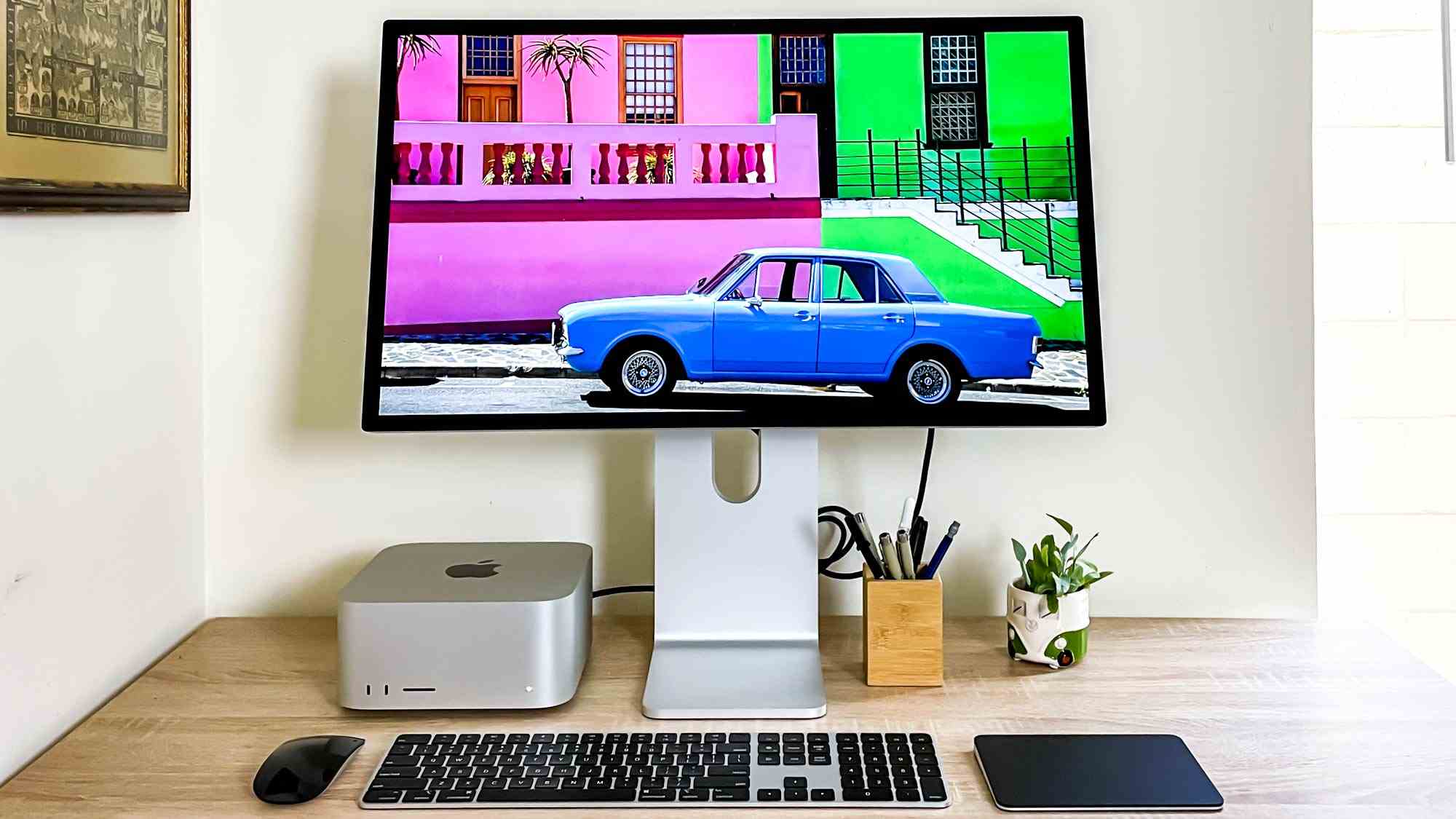 Mac Studio sur un bureau relié à un Studio DISplay