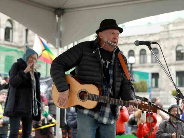 Neil Young et sa femme, l’actrice Daryl Hannah, surprennent la foule lors d’un rassemblement de vieilles forêts à Victoria