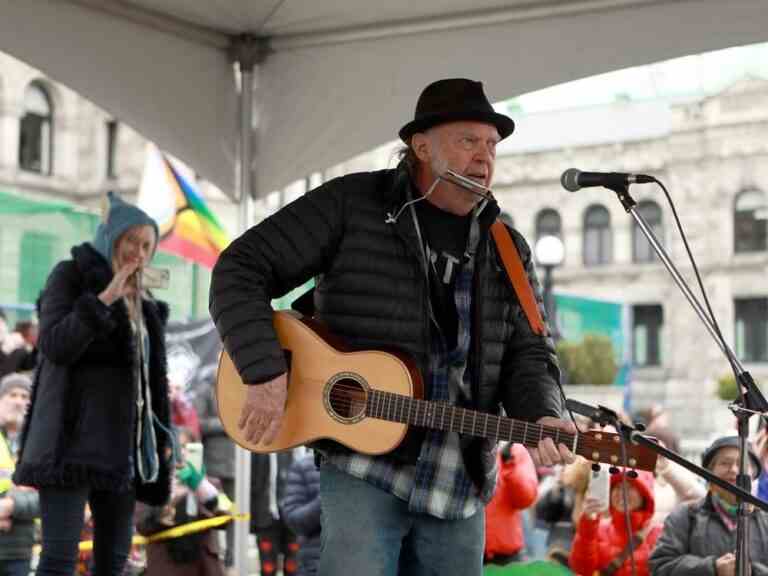 Neil Young et son épouse Daryl Hannah surprennent la foule au rassemblement des vieux peuplements de Victoria