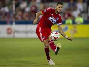 Matt Hedges du FC Dallas efface le ballon contre Aston Villa lors d'un match amical le 23 juillet 2014 au Toyota Stadium de Frisco, Texas.