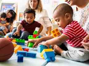 Enfants jouant avec des blocs