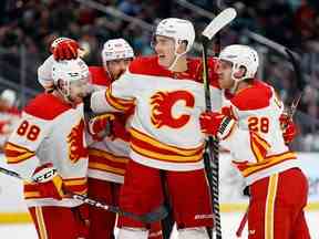 Les joueurs des Flames de Calgary célèbrent un but à Seattle, en janvier.