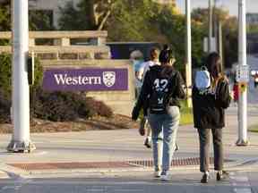 Étudiants marchant sur le campus de l'Université Western à London, en Ontario.