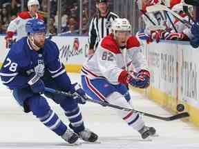 Owen Beck des Canadiens de Montréal retourne la rondelle contre TJ Brodie des Maple Leafs de Toronto lors du match pré-saison à la Scotiabank Arena le 28 septembre 2022 à Toronto.