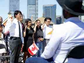 Une cérémonie de citoyenneté 2022 au Calgary Stampede.  Beaucoup moins d'immigrants demandent la citoyenneté qu'il y a à peine 20 ans.