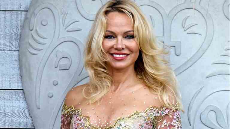 Pamela Anderson partage son point de vue sur ses célèbres implants mammaires : "Mes seins avaient une carrière et je suivais juste" 
