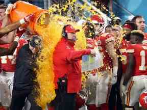 2 février 2020 ;  Miami Gardens, Floride, États-Unis ;  L'entraîneur-chef des Kansas City Chiefs Andy Reid est trempé avec Gatorade par ses joueurs Jordan Lucas (24 ans) et Cameron Erving (75 ans) au quatrième quart contre les 49ers de San Francisco au Super Bowl LIV au Hard Rock Stadium.