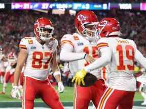 Kadarius Toney des Chiefs de Kansas City (n ° 19) célèbre avec le quart-arrière Patrick Mahomes après une réception de touché de cinq verges contre les Eagles de Philadelphie au cours du quatrième trimestre du Super Bowl LVII au State Farm Stadium le 12 février 2023 à Glendale, Arizona .