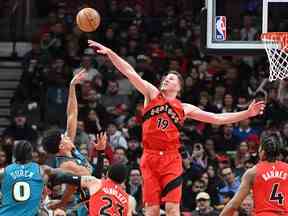 Le centre des Raptors de Toronto Jakob Poeltl bloque un tir du gardien des Detroit Pistons Killian Hayes en première mi-temps à la Scotiabank Arena.