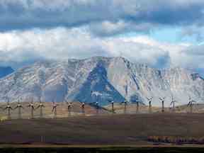 Des éoliennes produisent de l'électricité dans les contreforts ondulants et venteux des montagnes Rocheuses, près de la ville de Pincher Creek, en Alberta.