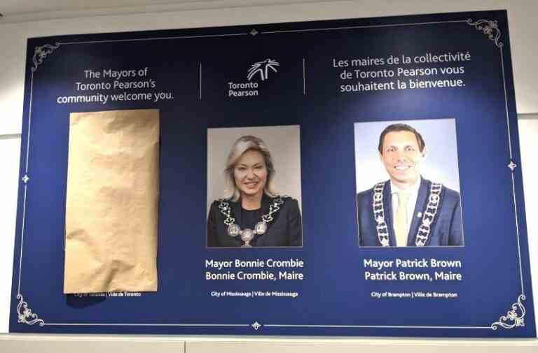 Photo de l’ancien maire de Toronto à l’aéroport Pearson recouverte de papier brun