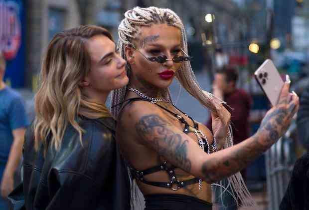 ‘Planet Sex With Cara Delevingne’ – Comment diffuser sur Hulu