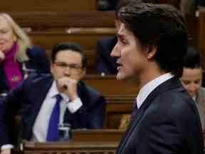 Le premier ministre Justin Trudeau prend la parole pendant la période des questions à la Chambre des communes sur la Colline du Parlement à Ottawa le 1er février 2023 sous l'écoute de Pierre Poilievre.