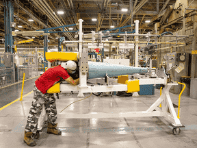 Travailleur à l'usine d'avion