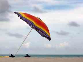 Un parapluie sur une plage à Hollywood, en Floride.