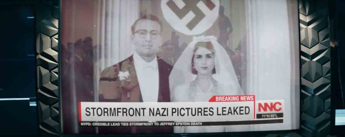 Une capture d'écran de The Boys d'un gros plan sur un téléviseur montrant une vieille photo en noir et blanc d'un couple de mariés avec le chyron 