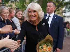 La reine consort Camilla accueille le public à Clarence House à Londres, le 10 septembre 2022.