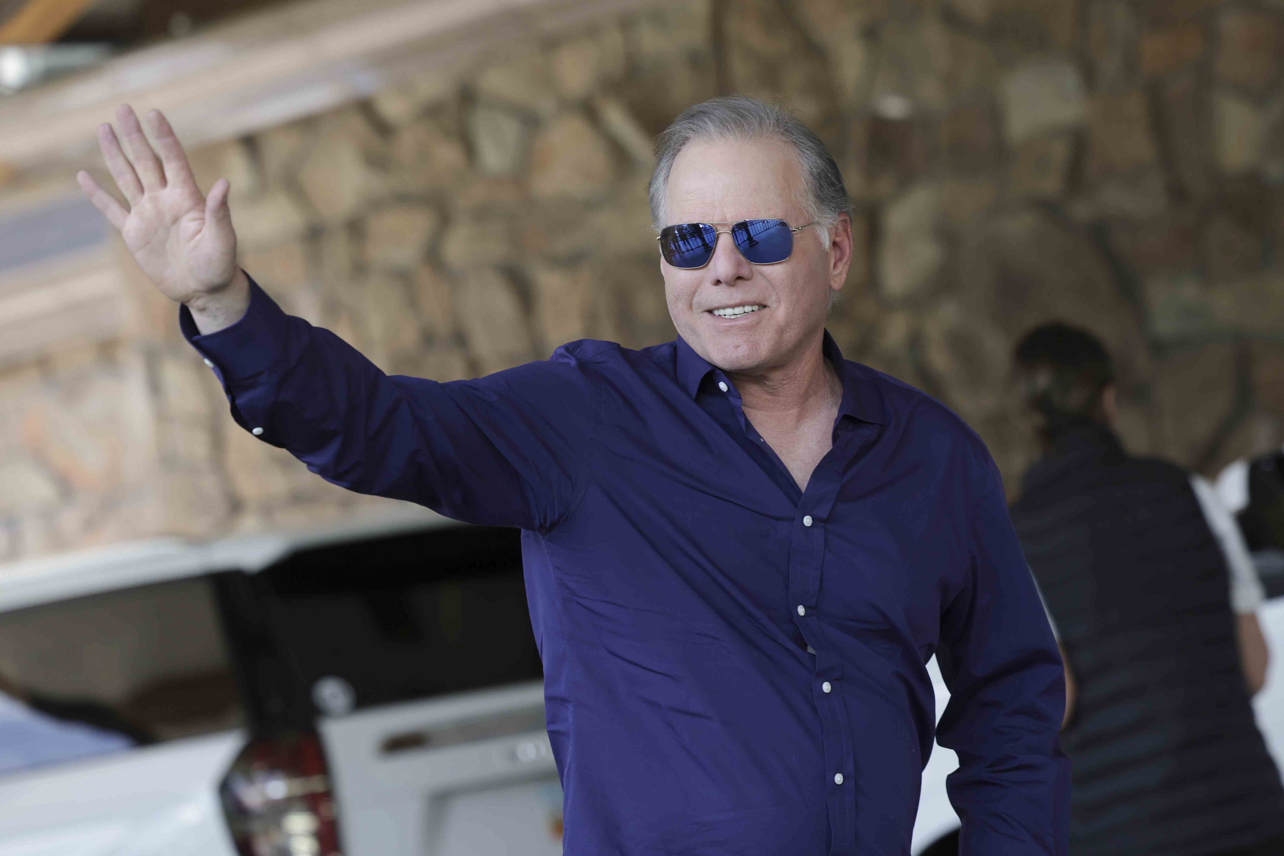 SUN VALLEY, IDAHO - 05 JUILLET : David Zaslav, président et chef de la direction de Warner Bros. Discovery s'entretient avec les médias à son arrivée au Sun Valley Resort pour la conférence Allen & Company Sun Valley le 05 juillet 2022 à Sun Valley, Idaho.  Les hommes d'affaires les plus riches et les plus puissants du monde issus des médias, de la finance et de la technologie convergeront cette semaine au Sun Valley Resort pour la conférence exclusive.  (Photo de Kevin Dietsch/Getty Images)