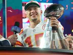 12 février 2023 ;  Glendale, Arizona, États-Unis ;  Le quart-arrière des Chiefs de Kansas City, Patrick Mahomes (15 ans), détient le trophée Vince Lombardi après avoir remporté le Super Bowl LVII contre les Eagles de Philadelphie au State Farm Stadium.