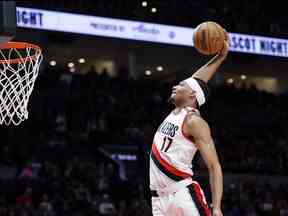 Portland Trail Blazers Le gardien de tir canadien Shaedon Sharpe (17 ans) plonge le ballon au cours de la première mi-temps au Moda Center.  Soobum Im-USA AUJOURD'HUI Sports