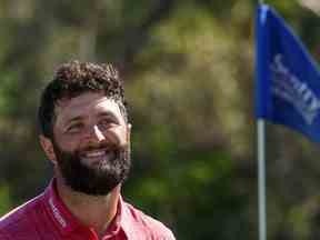 L'Espagnol Jon Rahm sourit après avoir réussi son putt pour un birdie sur le 18e green lors de la dernière manche du Sentry Tournament of Champions au Plantation Course du Kapalua Golf Club le 08 janvier 2023 à Lahaina, Hawaii.