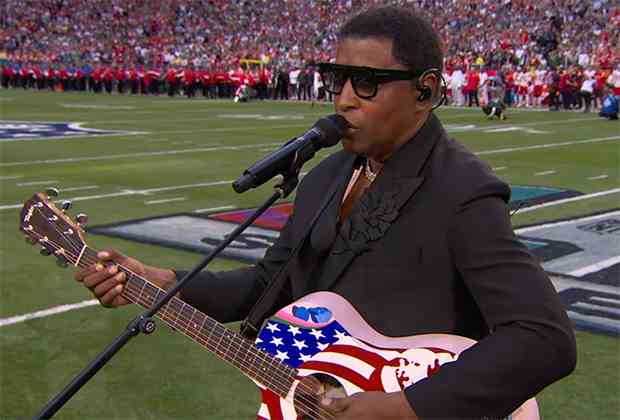 Regardez Babyface interpréter « America the Beautiful » au Super Bowl 2023 [Video]