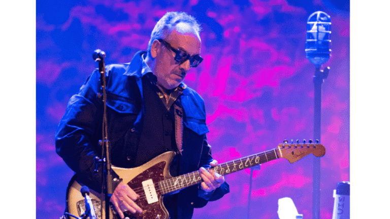 Regardez Elvis Costello rendre hommage à Burt Bacharach lors de la représentation d'ouverture du stand de 10 nuits à New York.
	
	
