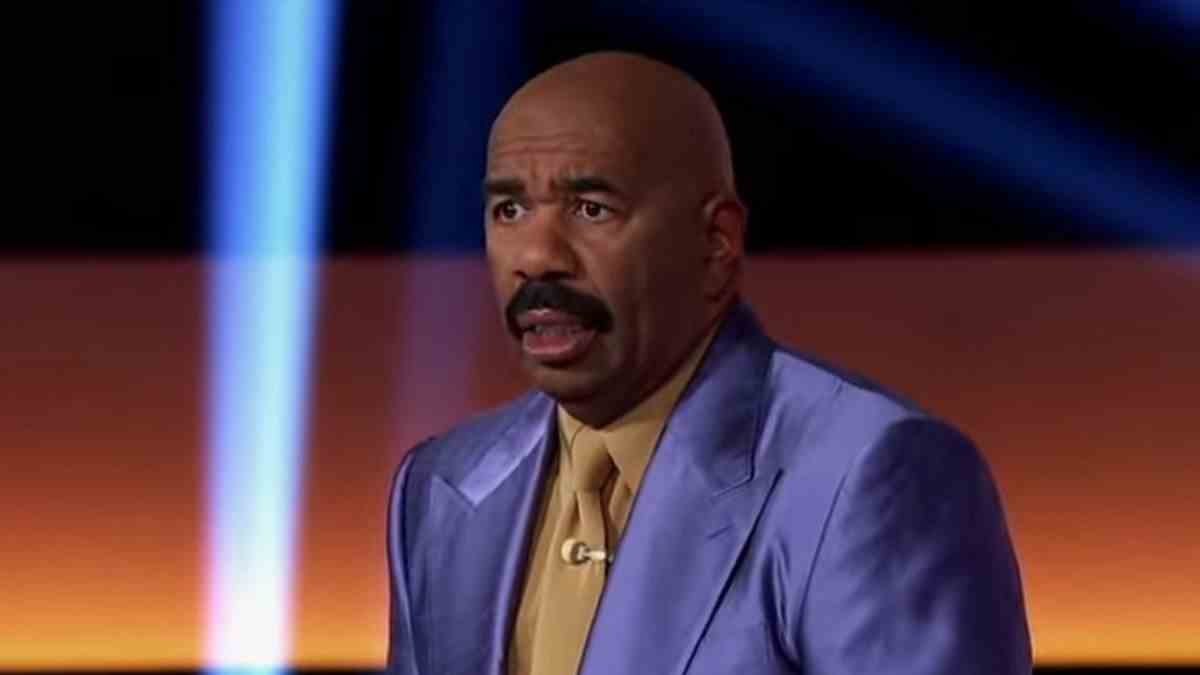 Regardez l'épisode de pause de Steve Harvey de Family Feud pour avoir un moment d'émotion avec un membre surprise du public
