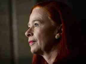 La présidente et chef de la direction de CBC/Radio-Canada Catherine Tait lors d'une conférence de presse dans le foyer de la Chambre des communes sur la Colline du Parlement à Ottawa le 3 avril 2018.