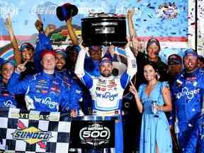 Ricky Stenhouse Jr., pilote de la NASCAR Cup Series, célèbre dans la voie de la victoire après avoir remporté le Daytona 500 au Daytona International Speedway.