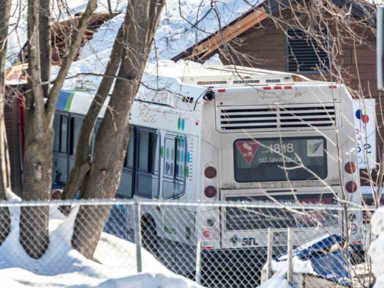 «Rien ne peut effacer la douleur»: la période des questions solennelles commence par un moment de silence pour les victimes d’accidents d’autobus au Québec