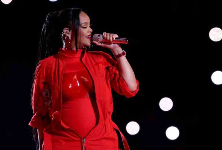 Rihanna confirme sa grossesse à la mi-temps du Super Bowl