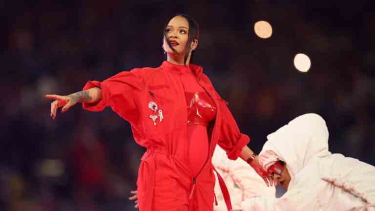 Rihanna s'envole à travers la série de mi-temps du Super Bowl remplie de succès, suivie de la révélation de la grossesse Les plus populaires doivent être lus Inscrivez-vous aux newsletters Variété Plus de nos marques
	
	
