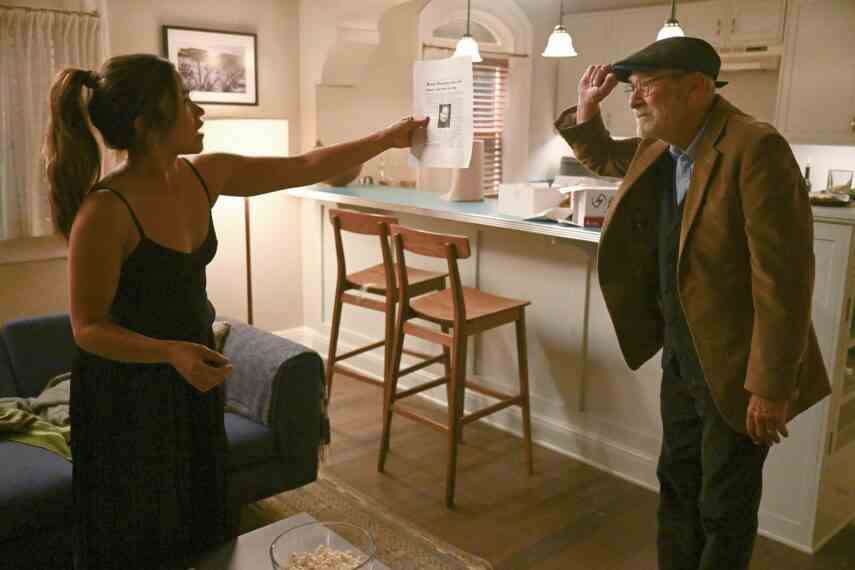 Gina Rodriguez et Martin Mull dans 