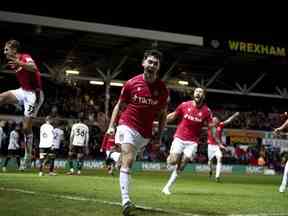 Tom O'Connor de Wrexham célèbre son score contre Sheffield United lors du match de football du quatrième tour de la FA Cup anglaise au Racecourse Ground, Wrexham, Pays de Galles, le dimanche 29 janvier 2023.