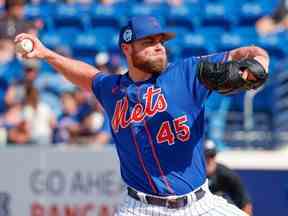 26 février 2023 ;  Port St. Lucie, Floride, États-Unis ;  Le lanceur partant des Mets de New York, Sam Coonrod (45 ans), lance un lancer lors de la septième manche contre les Nationals de Washington à Clover Park.