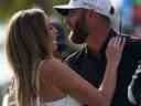 Dustin Johnson embrasse sa femme Paulina Gretzky après avoir remporté le championnat par équipe lors de la finale de la saison de la série LIV Golf au Trump National Doral en octobre. 