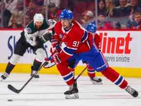 Le centre des Canadiens de Montréal Sean Monahan passe la rondelle en première période contre les Coyotes de l'Arizona à Montréal le 20 octobre 2022.