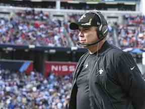 L'entraîneur-chef des New Orleans Saints, Sean Payton, regarde un jeu lors d'un match de la NFL contre les Titans du Tennessee à Nashville, Tennessee, le dimanche 14 novembre 2021.