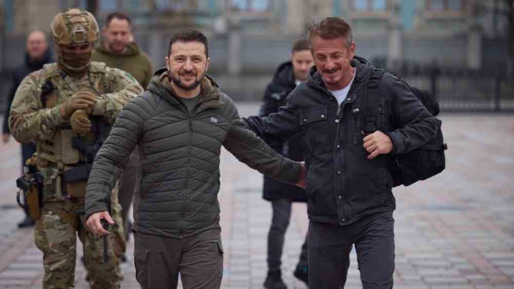 Sean Penn fait griller Zelenskyy, Braves Fox News et recrute Miles Teller pour rallier des soldats ukrainiens dans le documentaire gonzo 