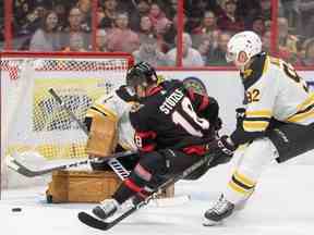 Le gardien des Bruins de Boston Jeremy Swayman effectue un arrêt sur un tir de l'ailier gauche des Sénateurs d'Ottawa Tim Stutzle en première période au Centre Canadian Tire.