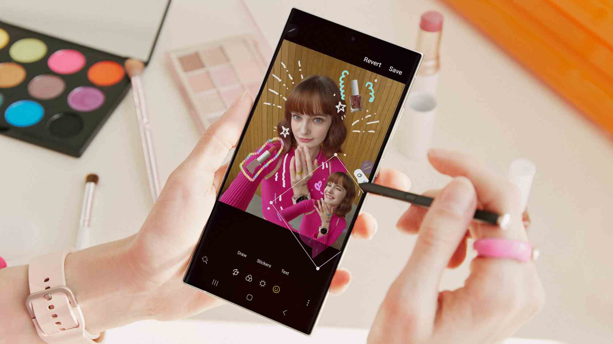 image de presse galaxy s23 ultra montrant une femme utilisant les fonctions photo du stylet s