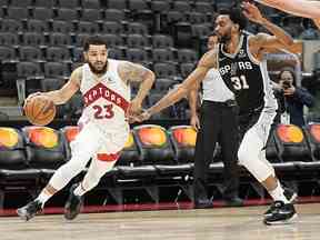 Le garde des Raptors de Toronto Fred VanVleet se dirige vers le filet contre l'attaquant des San Antonio Spurs Keita Bates-Diop au cours de la seconde moitié à la Scotiabank Arena.