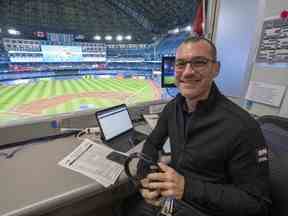 L'annonceur des Blue Jays de Toronto, Ben Wagner, est assis dans la cabine de diffusion à Toronto, le dimanche 10 avril 2022.