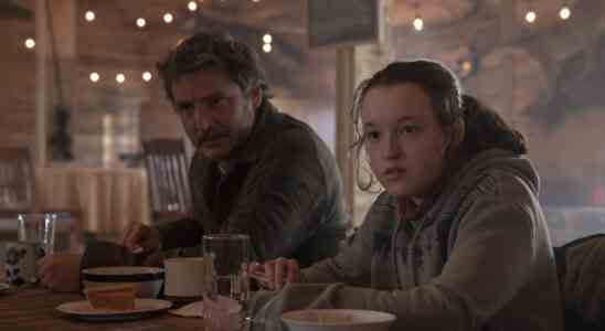 Joel (Pedro Pascal) and Ellie (Bella Ramsey) eat a hot meal in the mess hall of Jackson, Wyoming