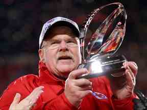 L'entraîneur-chef Andy Reid des Chiefs de Kansas City détient le trophée Lamar Hunt après avoir battu les Bengals de Cincinnati 23-20 lors du match de championnat de l'AFC au GEHA Field du Arrowhead Stadium le 29 janvier 2023 à Kansas City, Mississippi.