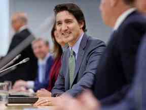 Le premier ministre Justin Trudeau, avec des ministres et des fonctionnaires fédéraux, participe à une réunion avec les premiers ministres provinciaux et territoriaux pour discuter des soins de santé, à Ottawa, Ontario, Canada, le 7 février 2023. REUTERS/Blair Gable