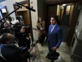 Le premier ministre Justin Trudeau s'entretient avec des journalistes dans le foyer alors qu'il arrive pour la période des questions à la Chambre des communes sur la Colline du Parlement à Ottawa le lundi 6 février 2023. Trudeau se joint aux premiers ministres du Canada à la table aujourd'hui où il est prêt à offrir une augmentation significative du financement des soins de santé.