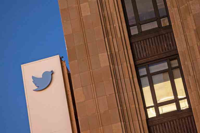 Twitter gagne des millions de dollars avec des comptes précédemment interdits, selon un rapport